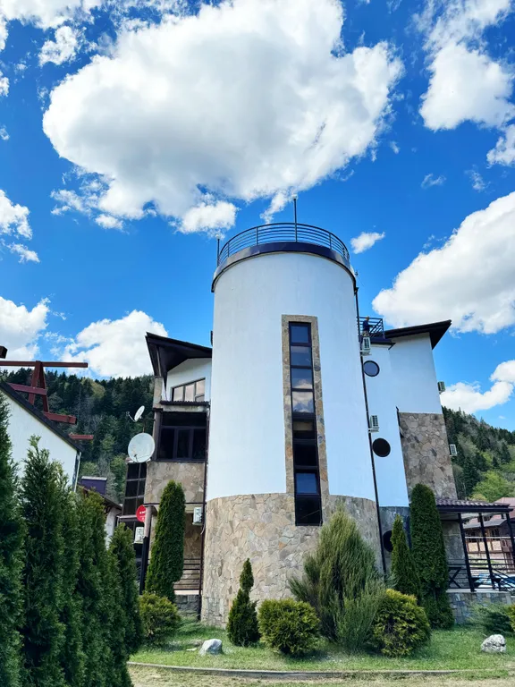 Люкс с балконом и видом на горы и лес