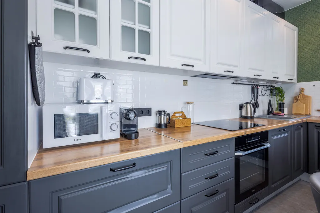 Дом у сквера в центре Поляны