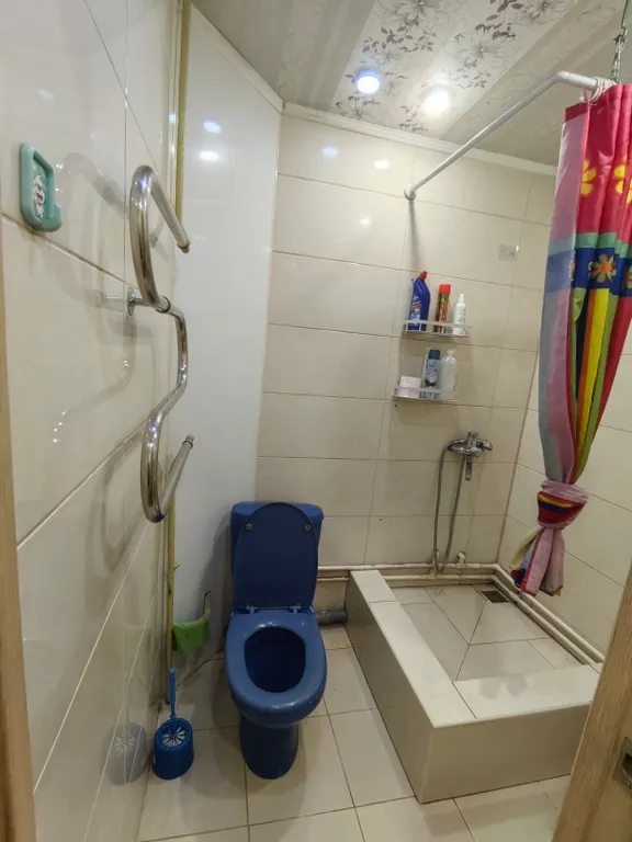 Квартира находится в центре города, рядом магазины, остановка.