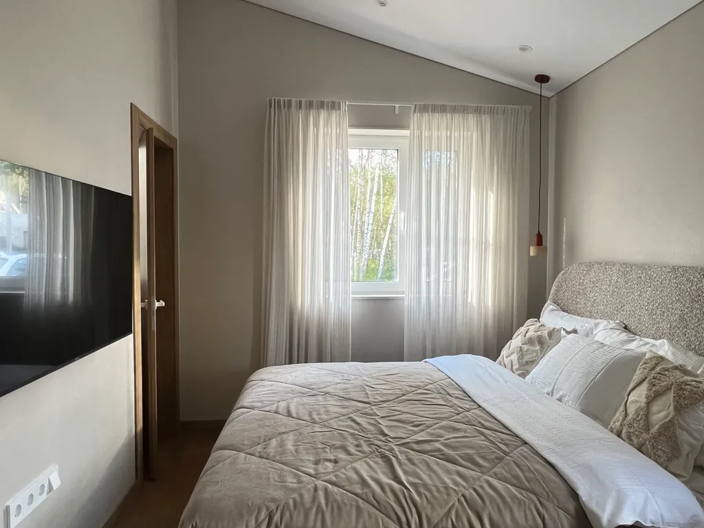 Новый стильный дом с зоной SPA, камином и красивым садом у леса