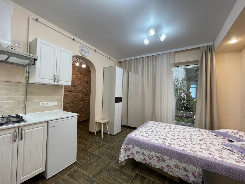 Комфортные апартаменты - студия, с кухней, на первом этаже