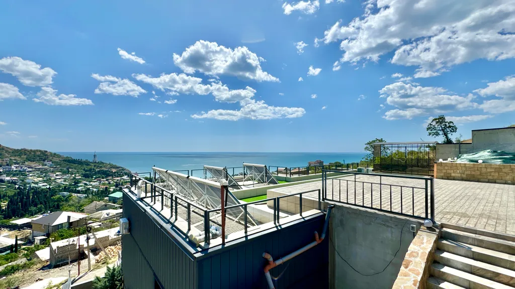 Дом с видом на горы и море