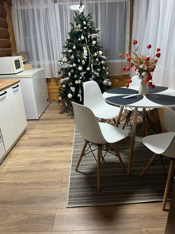 Дом на берегу озера с собственной конюшней