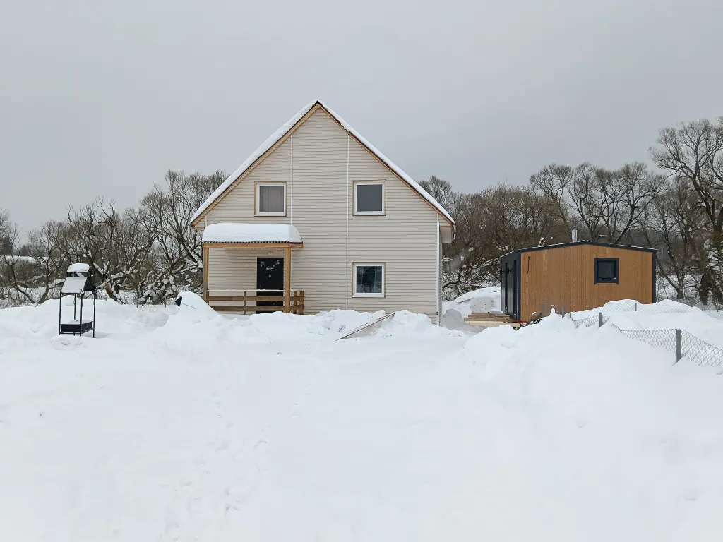 Уютный новый дом с баней на берегу реки в 45 км от Москвы-Домодедово