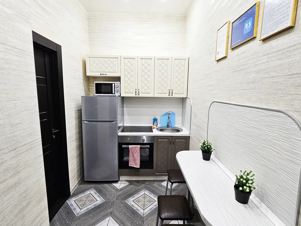 Третий дом возле главного жд вокзала и автовокзала