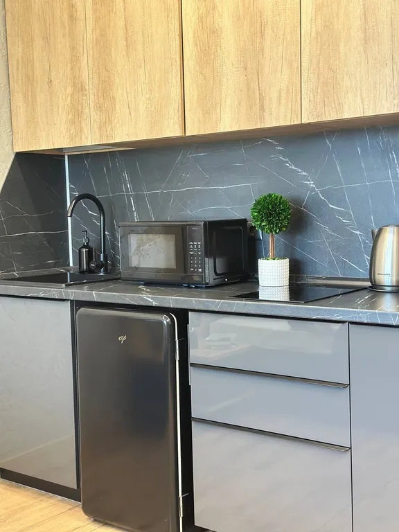 Современная студия с уютным интерьером в центре