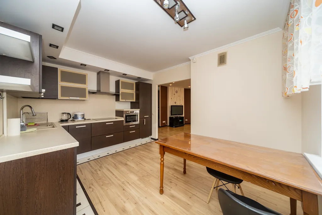 Бoльшая 3-комнaтнaя кваpтира в центре города