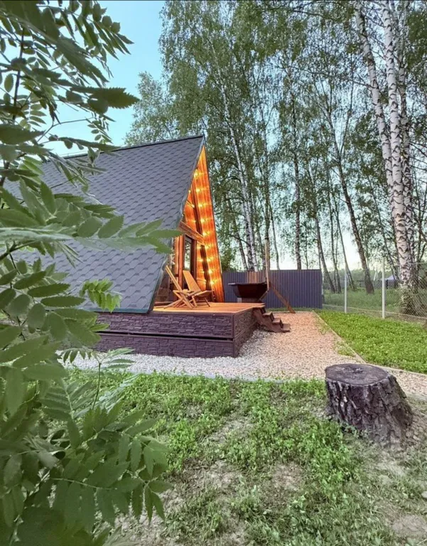 Уютный афрейм в березовом лесу