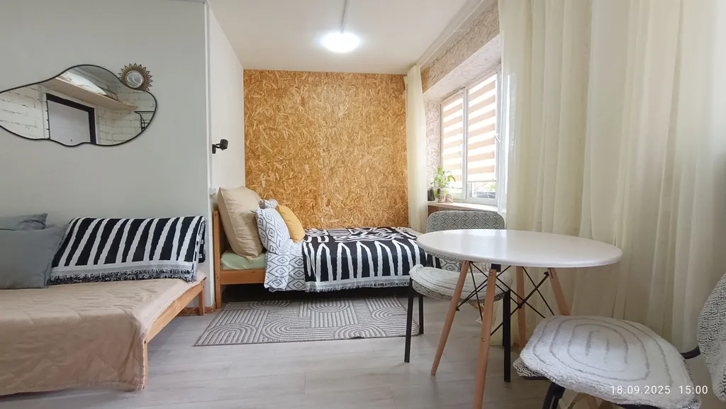 Душевное жилье над пиццерией, небольшая, но очень уютная студия