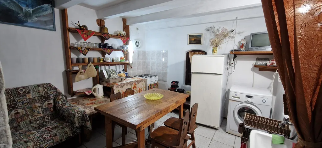 Двухэтажный дом с уютным двориком в окружении зелени