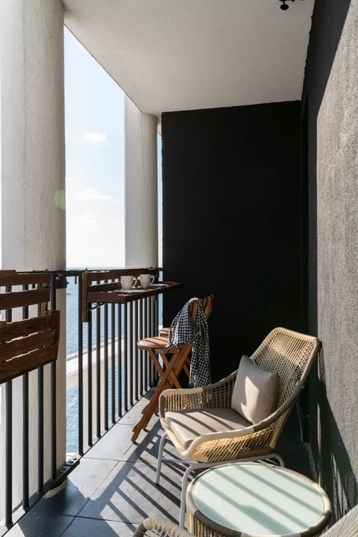 Просторная дизайнерская квартира с видовой терассой на берегу моря