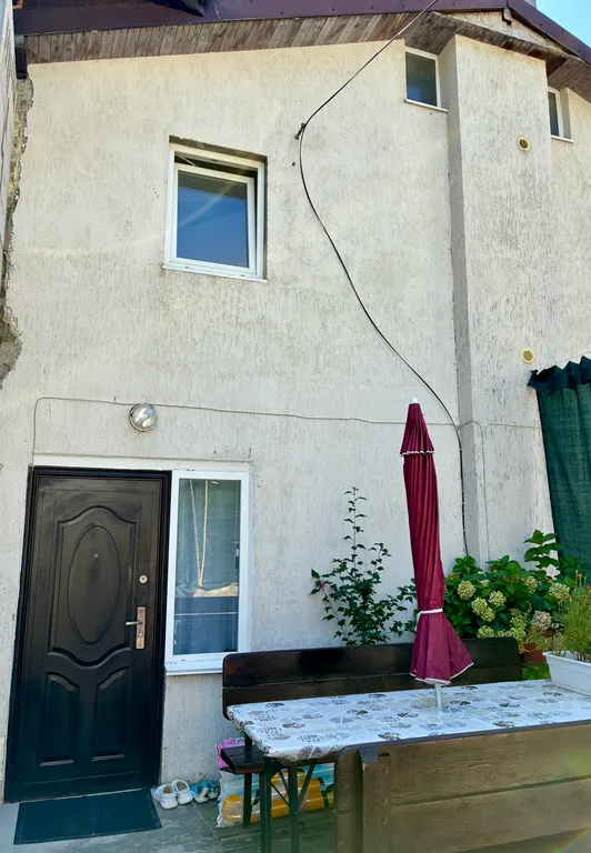 Уютная комната в частном доме со своим двором