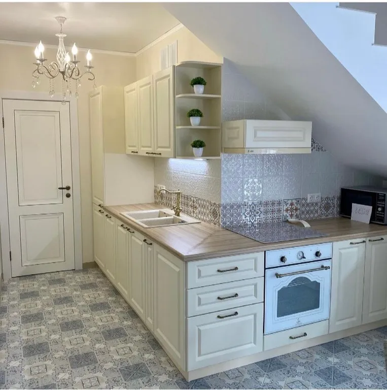 Дом в лесу с видом на море