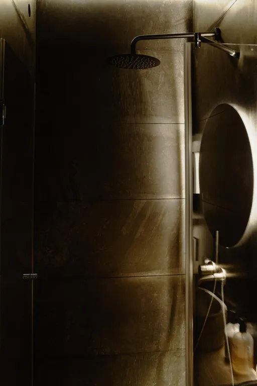 Дом на скале с панорамными окнами на реку Вуоксу