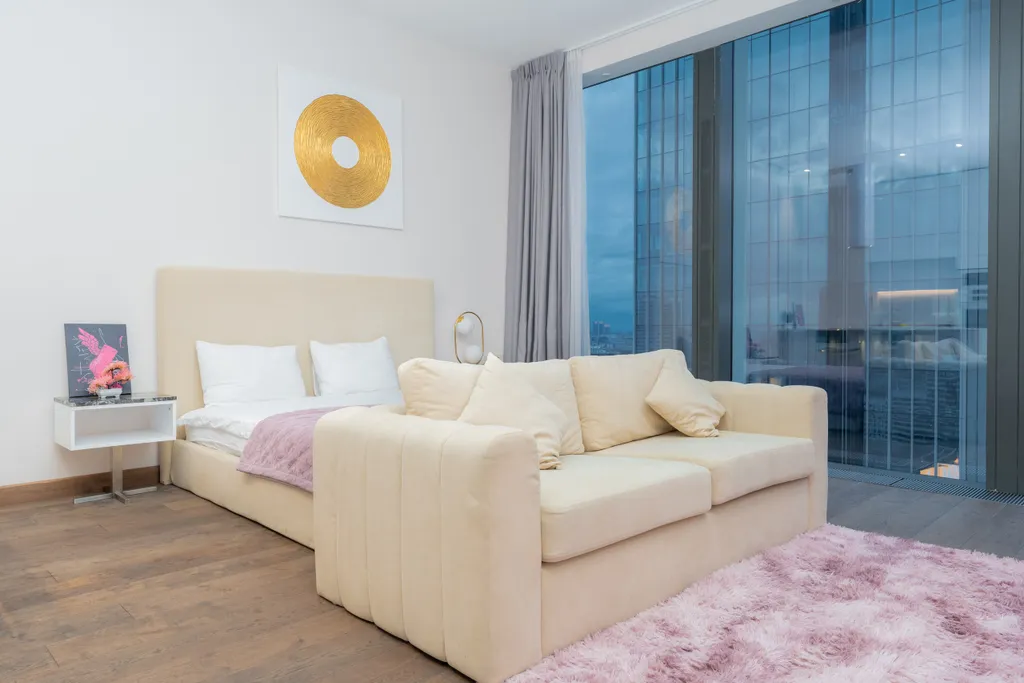 Sky City Moscow LUX Студия с большим окном с видом на башни и город