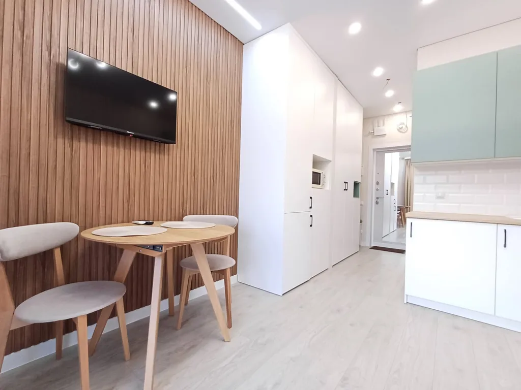 Современная студия для отдыха с видом на бассейн