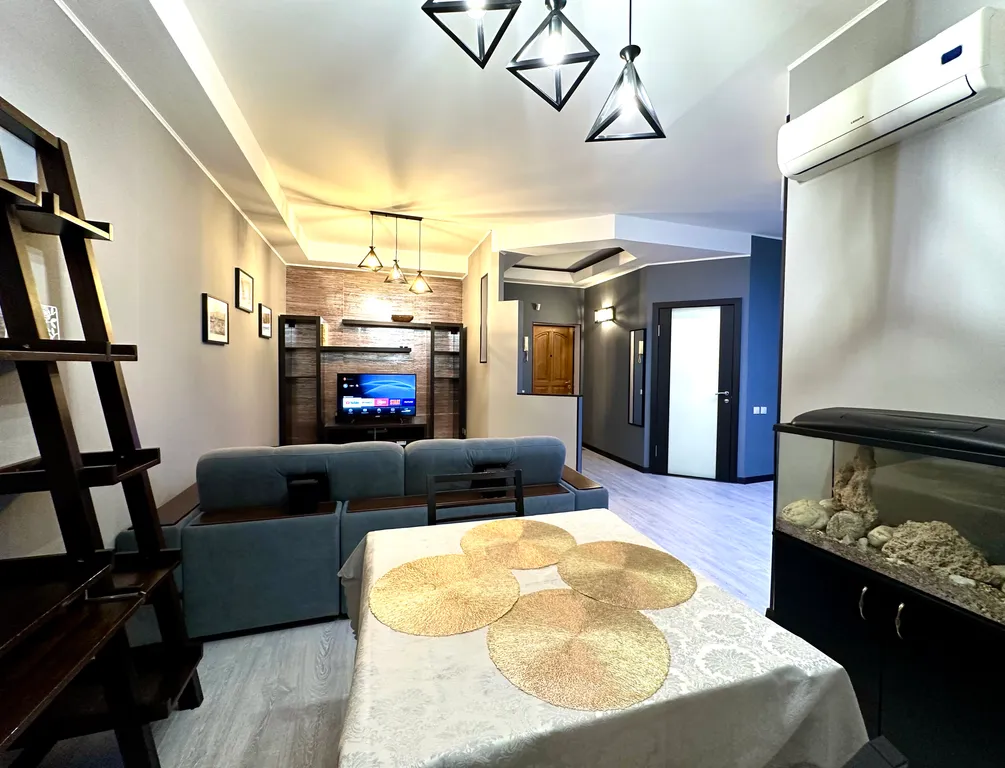 Двухкомнатная студия. Идеальная локация. Парковка во дворе.