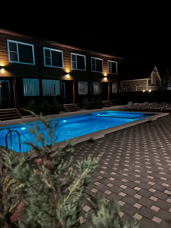 Коттедж с тёплым бассейном