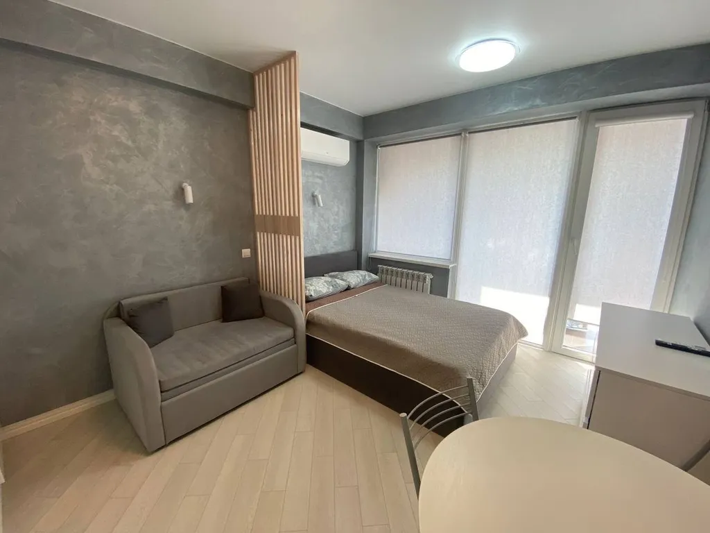 Студия с панорамными окнами и балконом на первой береговой линии