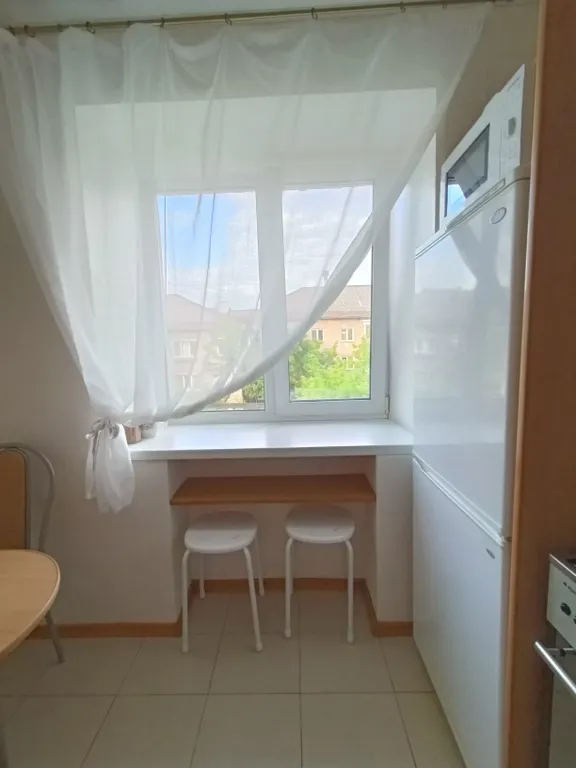 В центре с балконом