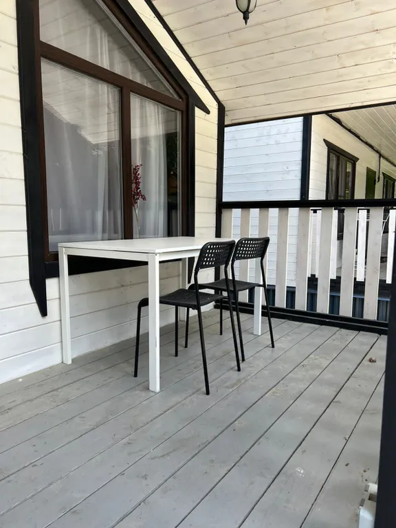 Домик в сосновом бору с видом на горы и лес