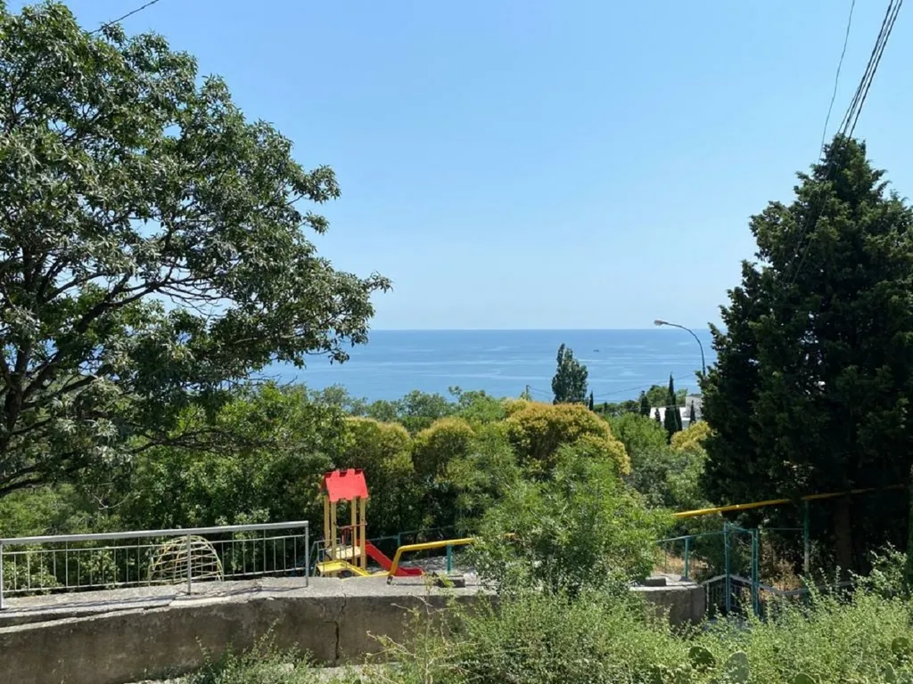 Квартира-студия напротив Мисхорского парка c двориком