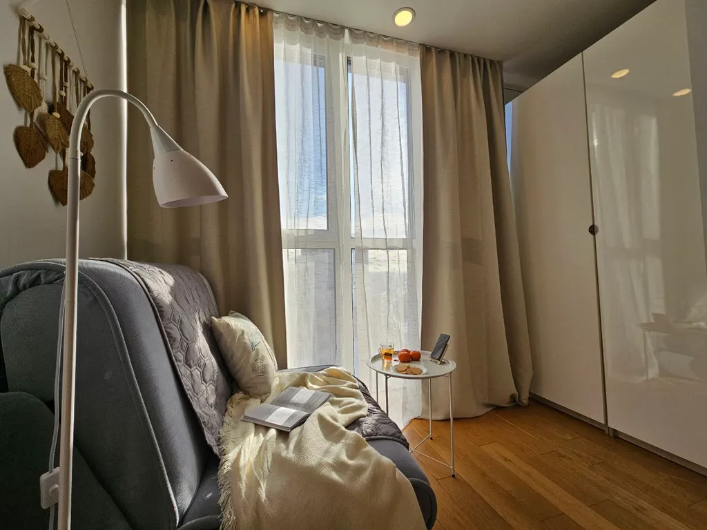 Стильная студия с панорамным окном на Борисовке White Lodging