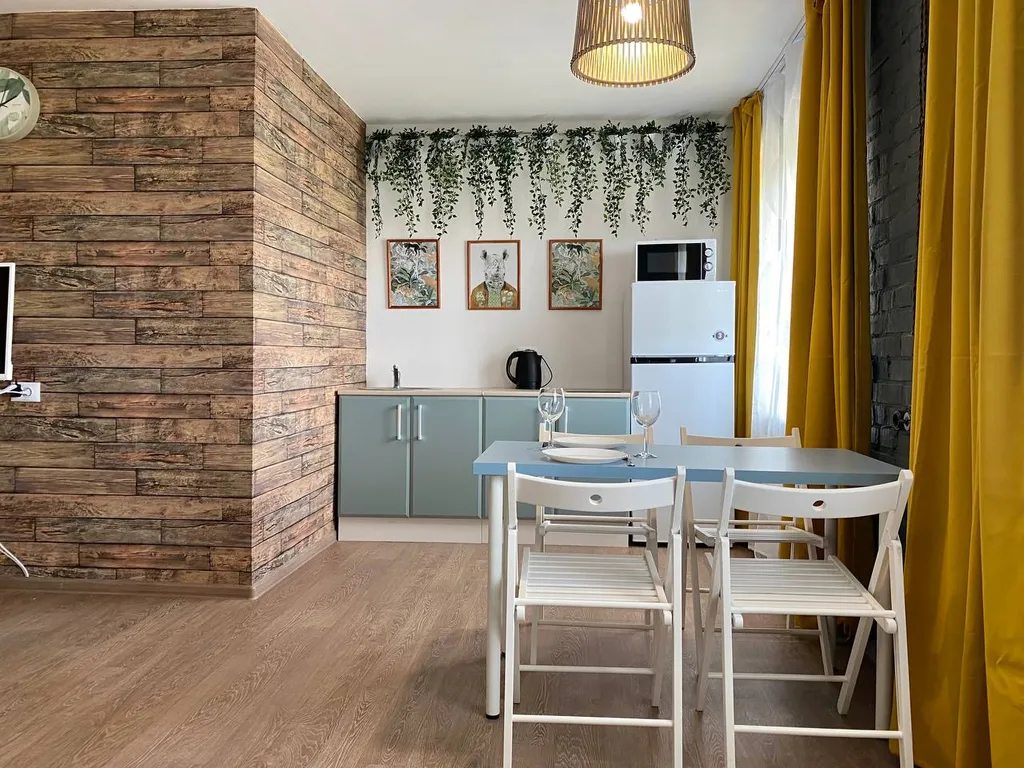 Яркая стильная квартира с видом на Сады