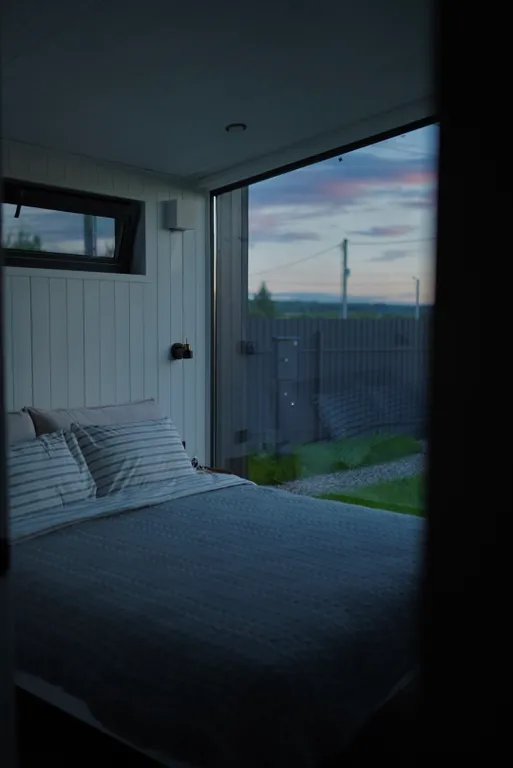 Домик на Новогодние праздники с панорамными окнами в лесу