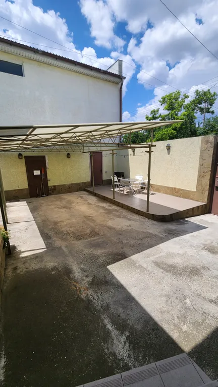 Дом с отдельным двором рядом с Театральной площадью