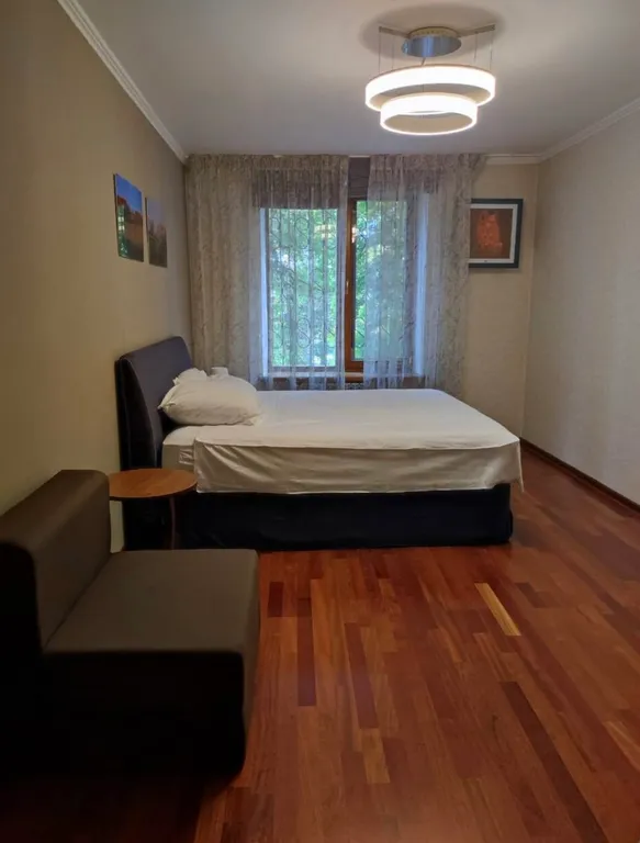 Самый центр, у театра с видом на парк