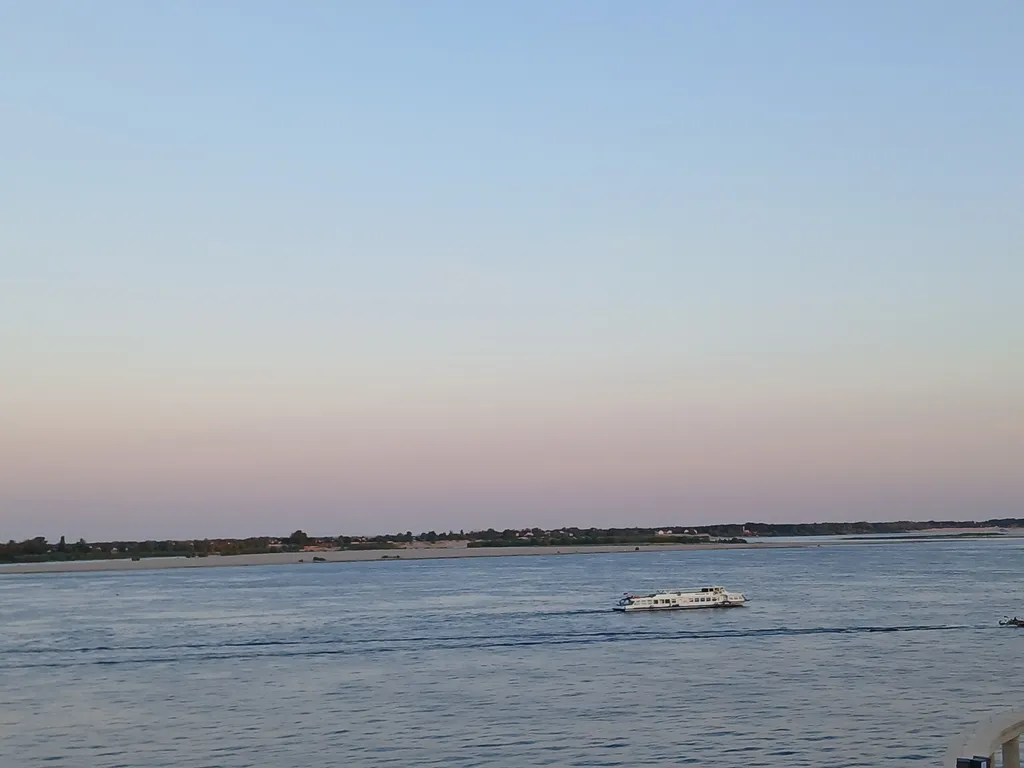 Жизнь с видом реку: огромная лоджия с панорамным остеклением в пол!