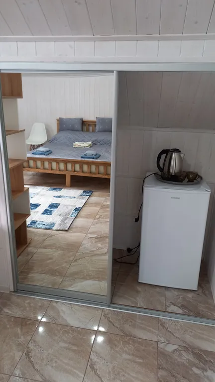 Уютная комната в доме с ванной комнатой