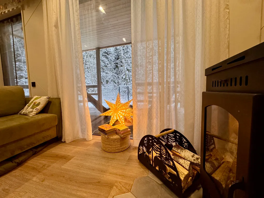 Загородный домик с камином и потрясающим видом на лес