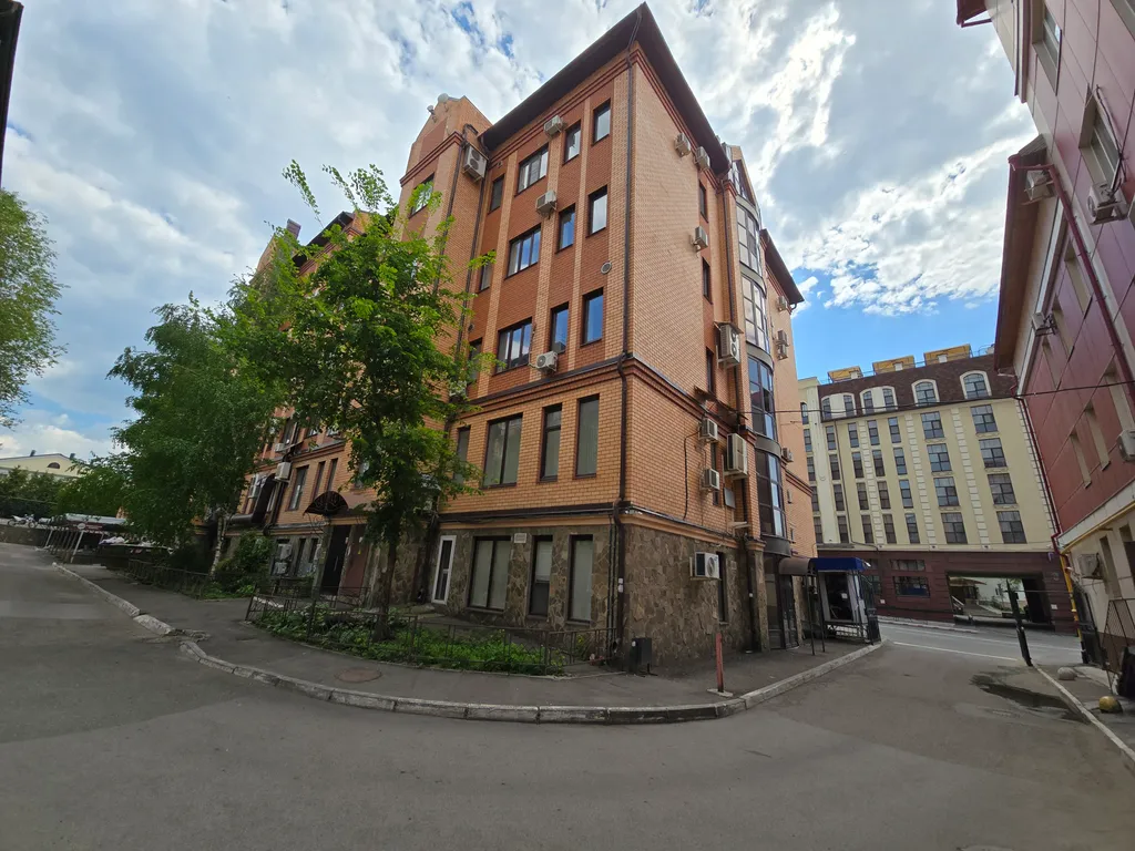 У Казанского Кремля и Набережной