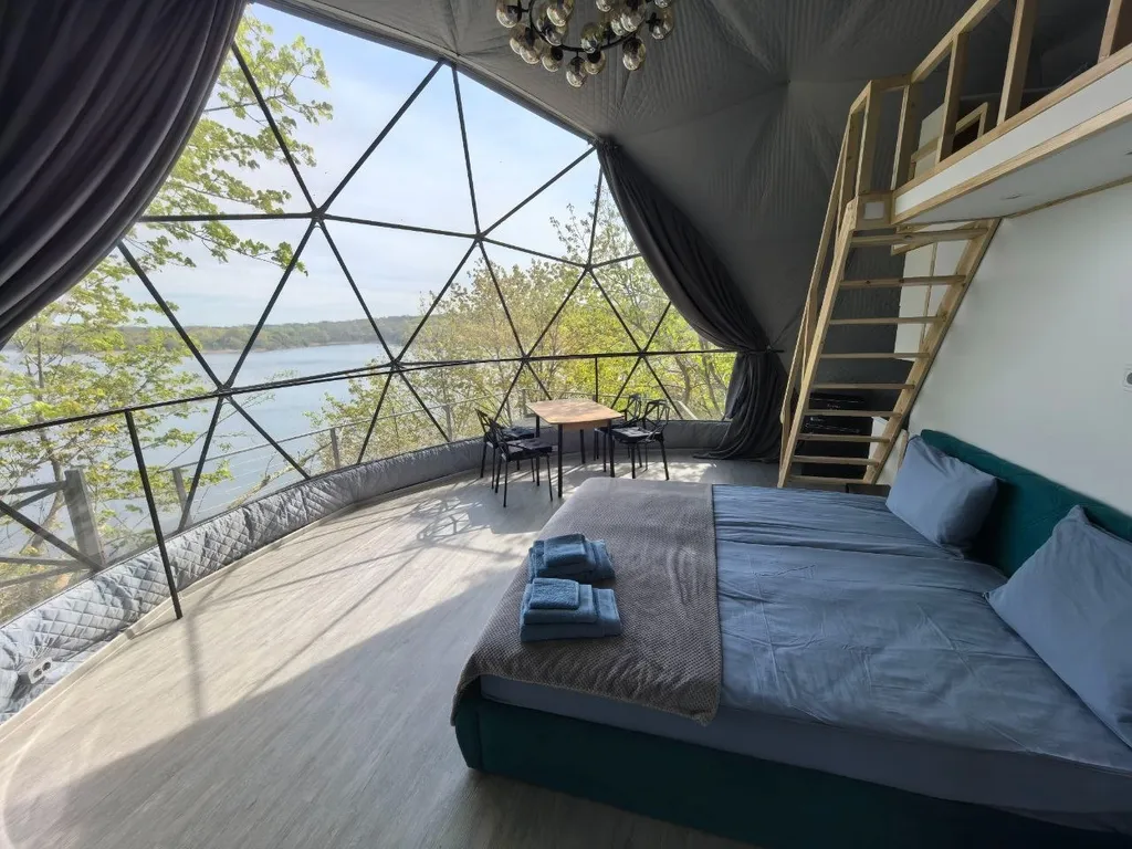 Купольный дом Атлантика с террасой и видом на озеро