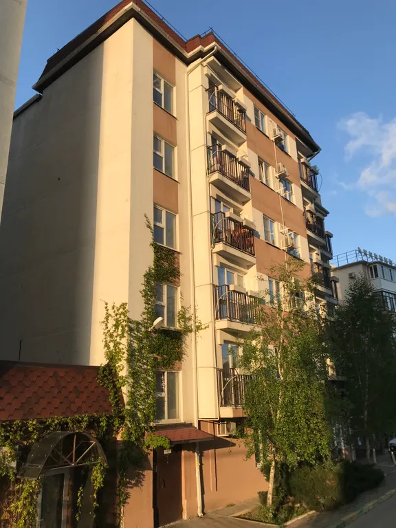Современная студия с балконом и панорамным окном