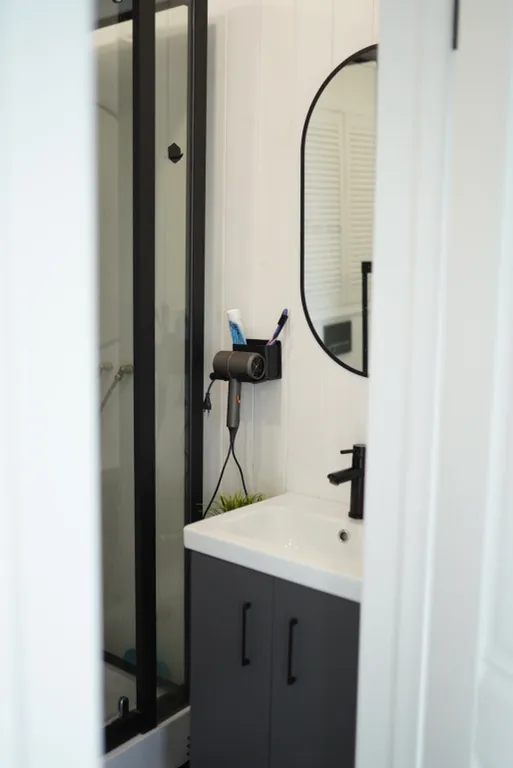 Домик на Новогодние праздники с панорамными окнами в лесу