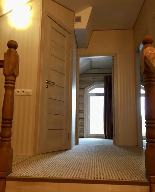 Дом из круглого дерева возле горы