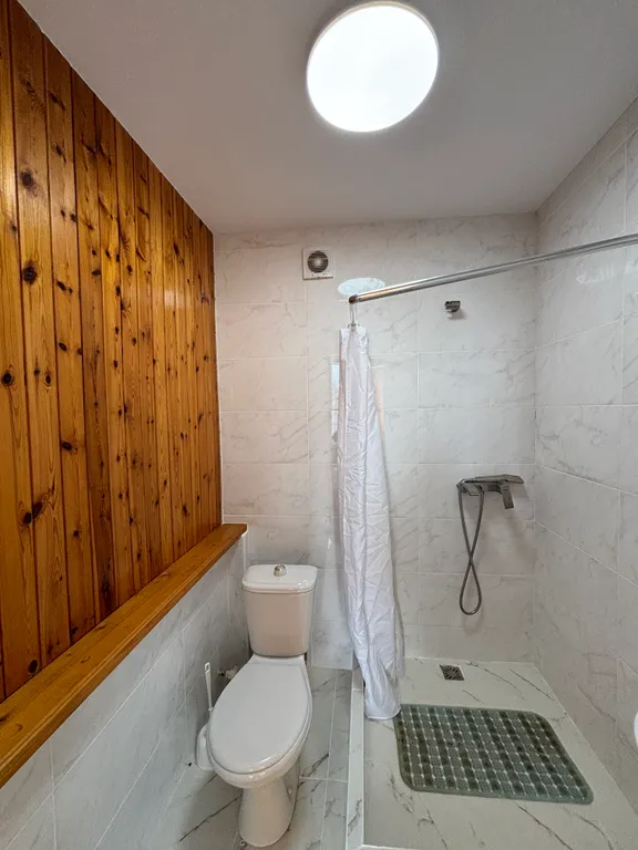 Уютная мансарда с видом на двор и сад