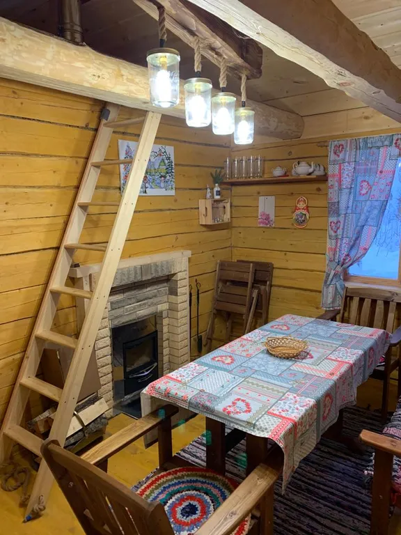 Деревянный дом у озера