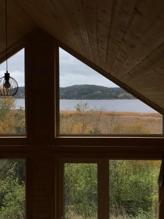 Домик с видом на озеро