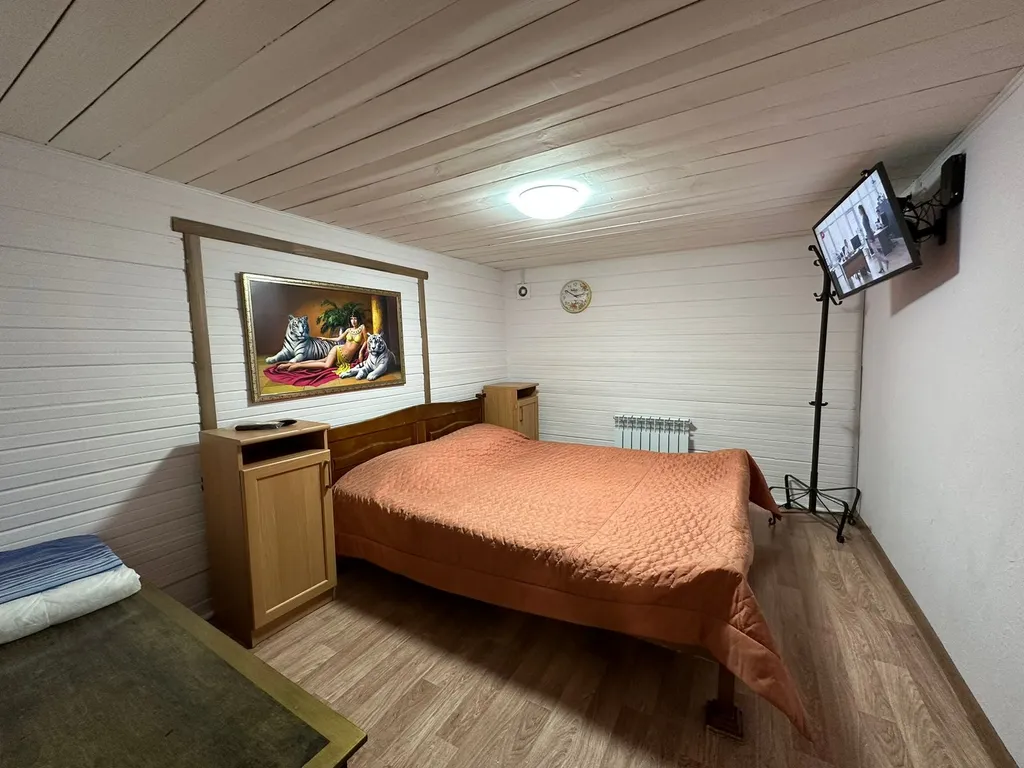 Отары с бассейном, рядом озеро