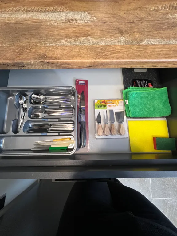 Sweet Yellow Apartment Self Check In