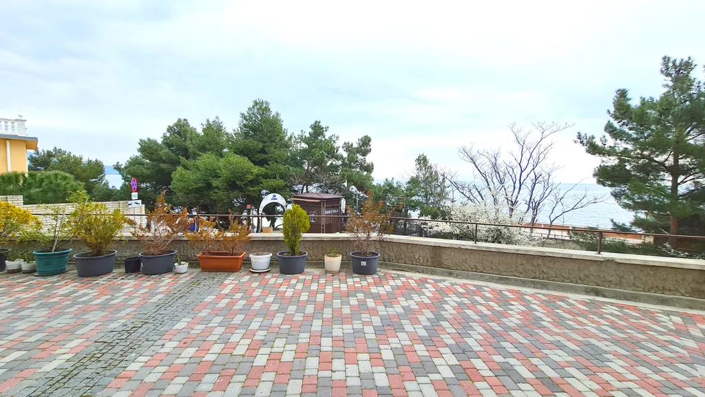 Квартира-студия с отдельным входом в Ливадии на берегу моря