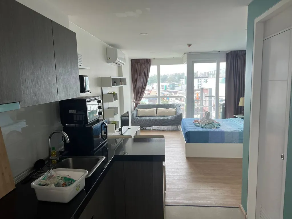 Студия после ремонта с удивительным видом с 8 этажа в центре Каты