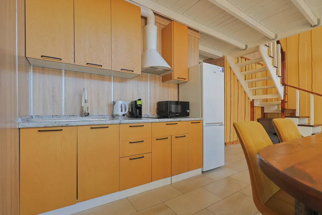 Современный двухэтажный дом из натурального дерева, с большими окнами