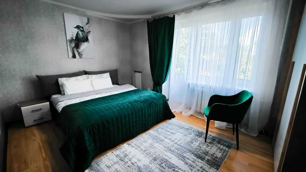 Квартира в самом центре, с огороженной парковкой.