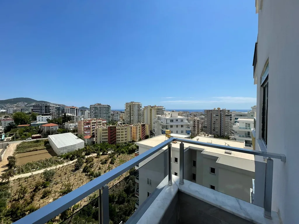 Чудесная новая квартира с видом на горы и море