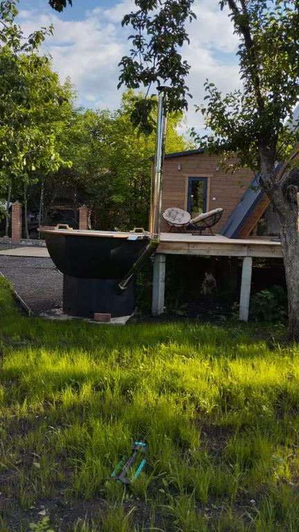 Уютный дом с камином у леса